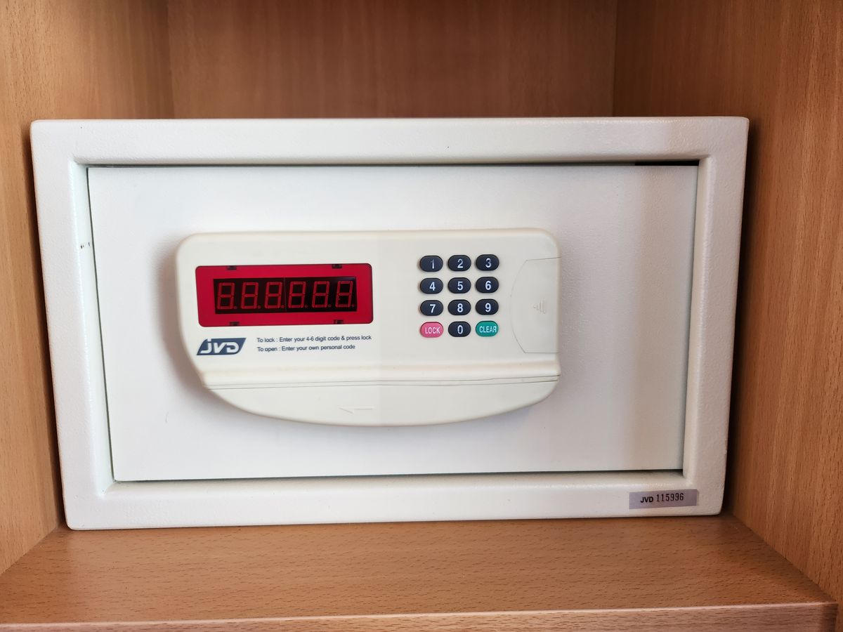 How to Use Safe Deposit Box in A Hotel